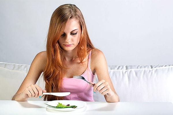10. Aşırı kısıtlayıcı diyetleri uygulamaya çalıştığının farkında olamayabilirsin.