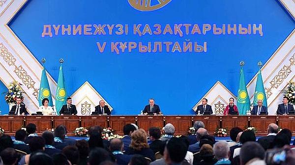 Kazakistan'da alfabe değişiyor.