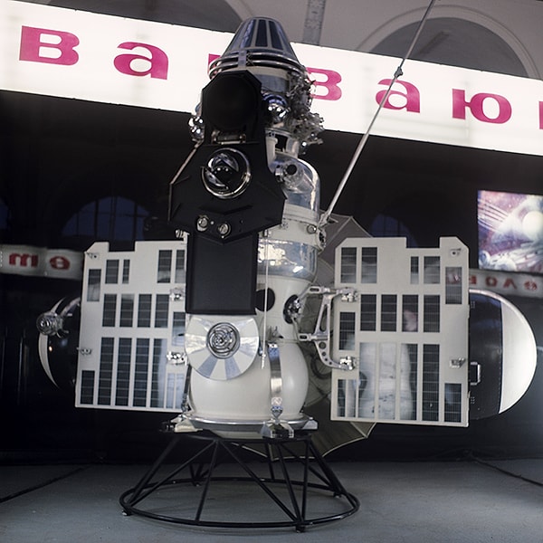 2. На какой планете впервые приземлился космический объект, созданный руками человека?