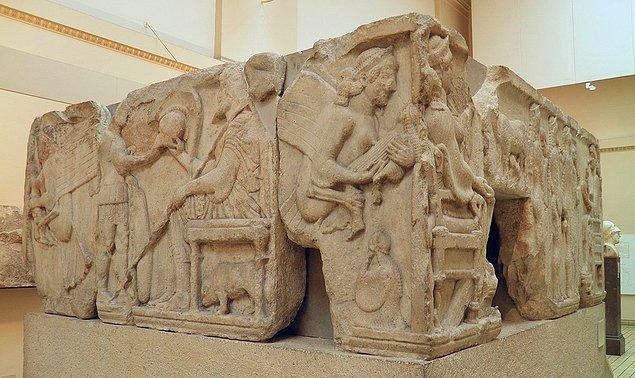 Yine Ksanthos Antik Kenti'nden kaçırılan ve bugün British Museum'da sergilenen Harpy Anıtı'nın M.Ö. 5'inci yüzyıla ait olduğu düşünülüyor.