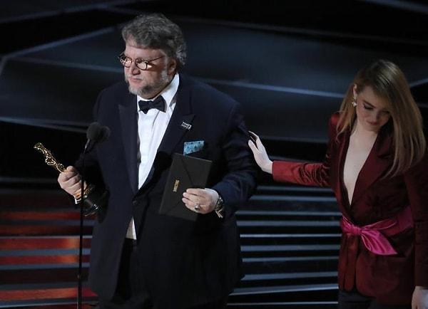 Yönetmen del Toro'nun Meksikalı bir göçmen olması, hatta teşekkür konuşmasına "Ben bir göçmenim..." şeklinde başlaması da, bu seneki törenin temalarından biri olan "kapsayıcılık" söyleminin belkemiğini oluşturdu.