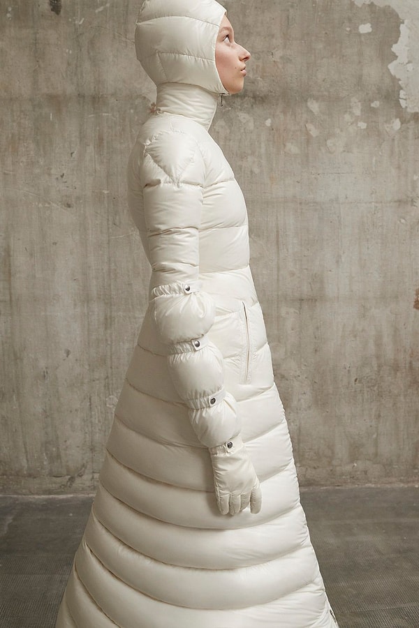 Наряды были похожи на облачения монахов и церковнослужителей.