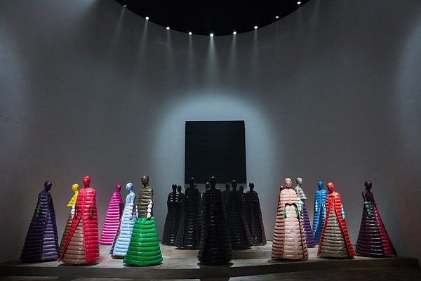 И если верхняя одежда смотрится несколько странновато, то платье все-таки, согласитесь, потрясающее 👍👍👍