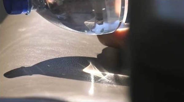 6. Мы часто оставляем пластиковую бутылку с водой в машине, даже не подозревая, что она может стать причиной пожара.