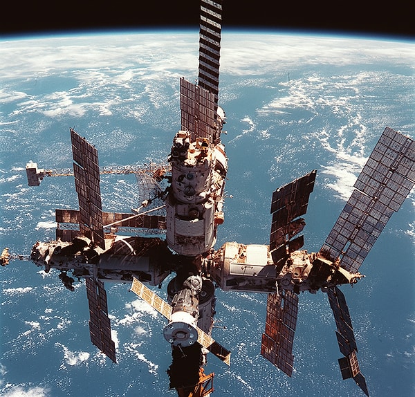 9. Где затонула российская орбитальная станция "Мир" в 2001 году?