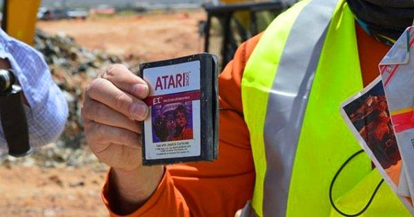 10. Atari için piyasaya sürülen ET, tüm zamanların en kötü oyunu olarak kabul edilir. Oyun mağazaları, satılamayan kopyaları firmaya geri yolladı.