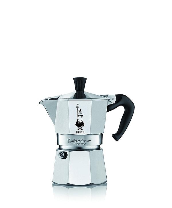 9. Kahve makinesiyle çekilen boomerang'lara hepimiz aşinayız. Sizin farkınız da bu ekstra şekil görünen espresso makinesi olsun!