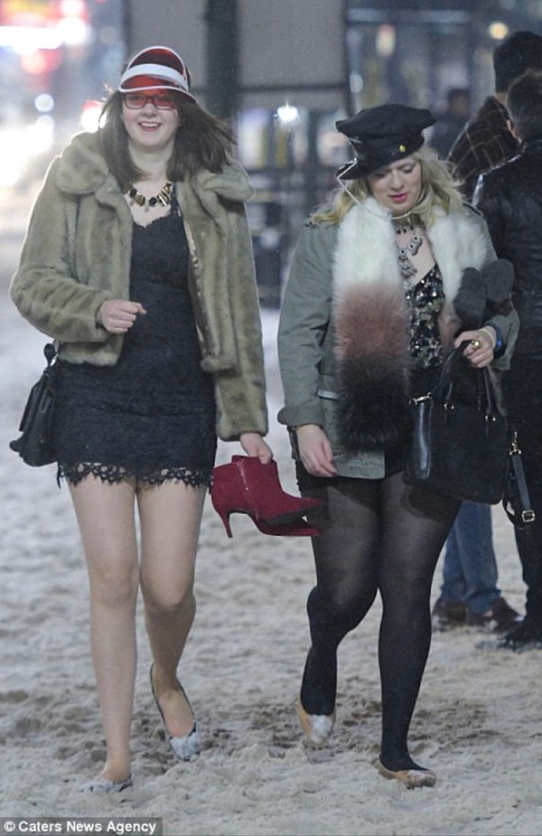 12. Эта парочка хотя бы прикрыла плечи жакетом!