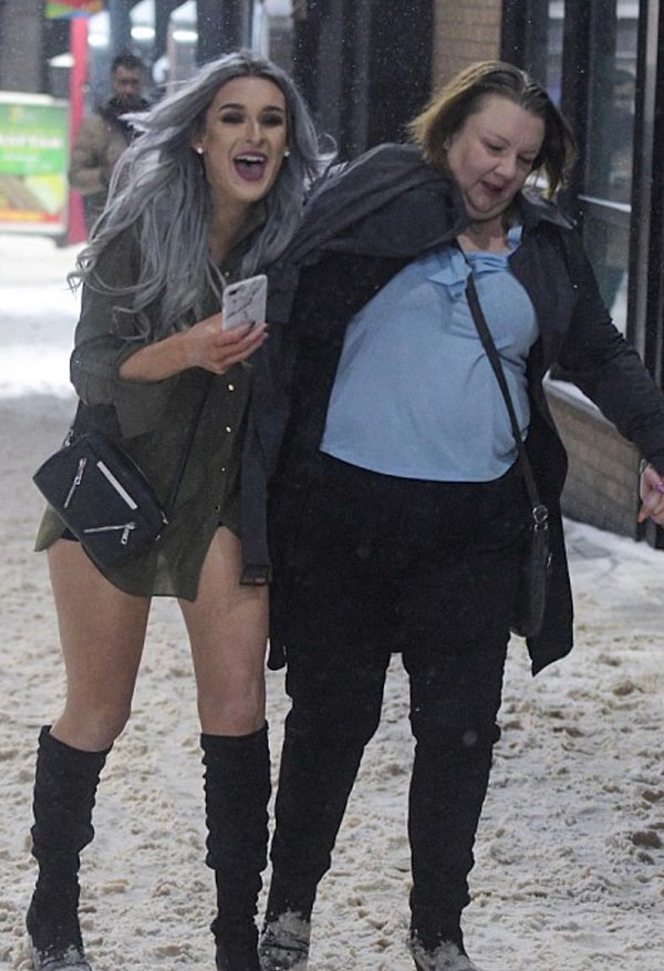 13. Барышня справа, в отличие от своей подруги, более или менее в курсе, что на улице не лето красное.