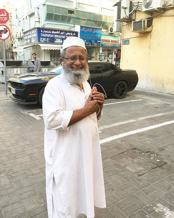 13. Я увидел этого мужчину, держащего в руках телефон, он смотрел в экран и улыбался. Я был удивлен его радости и спросил, можно ли мне сфотографировать его. Он согласился, сказав мне, что он говорил со своей женой. Я спросил, был ли это видеозвонок. Он сказал: "Нет, но я вижу ее имя на экране".