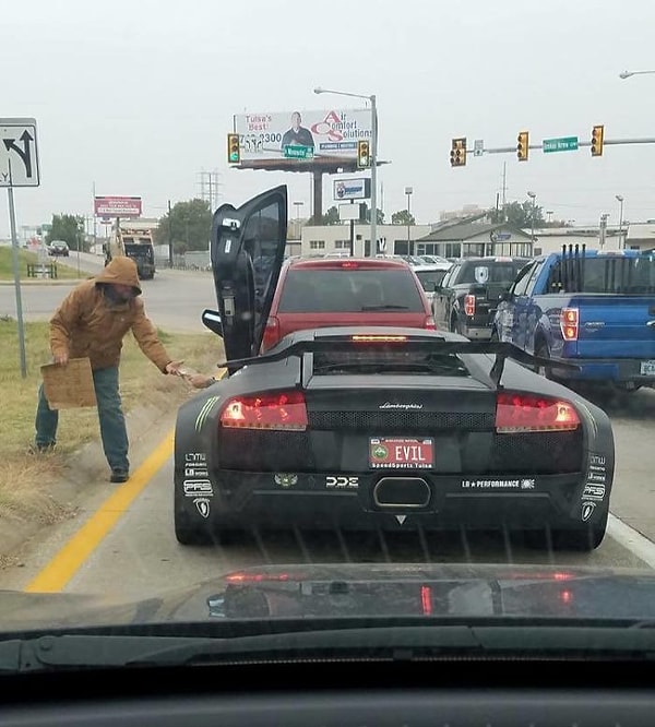 22. Не судите людей по марке их машины.