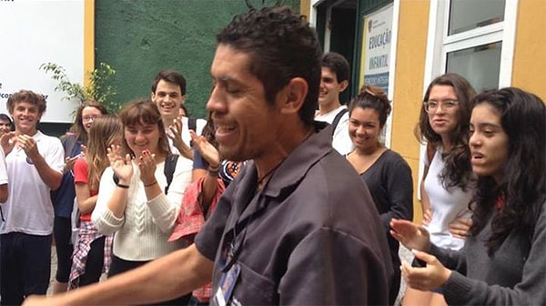 25. Этот школьный уборщик большой фанат "Red hot chili peppers", и он всегда мечтал попасть на их концерт, но у него совсем не было денег. Тогда ученики скинулись и подарили ему билет.