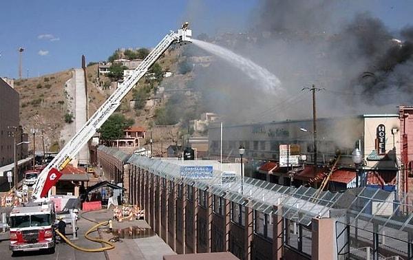 3. Arizona'daki itfaiyeciler Meksika'daki yangını söndürüyorlar.