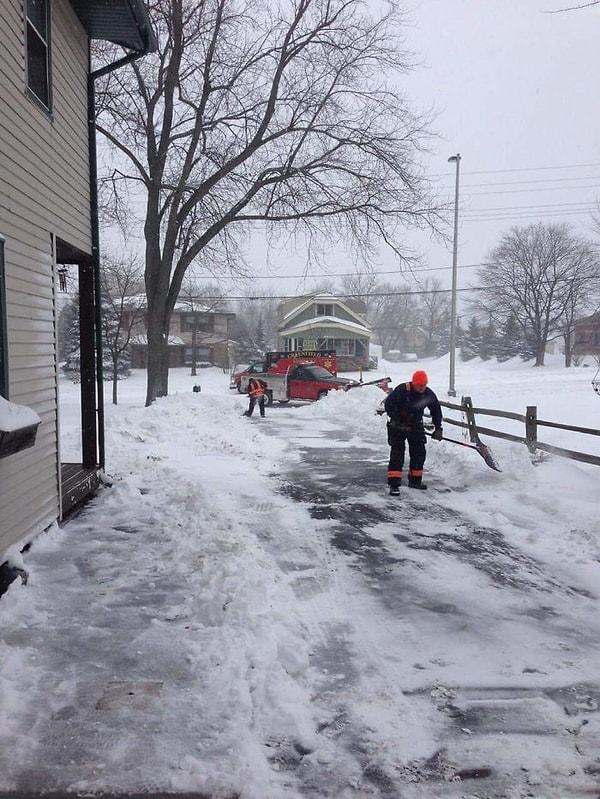 20. "Mahallemdeki yaşlı bir adam evinin önündeki karları temizlerken kalp krizi geçirdi. Sağlık ekipleri onu hastaneye götürüp geri geldiler ve karları onun için temizlediler."