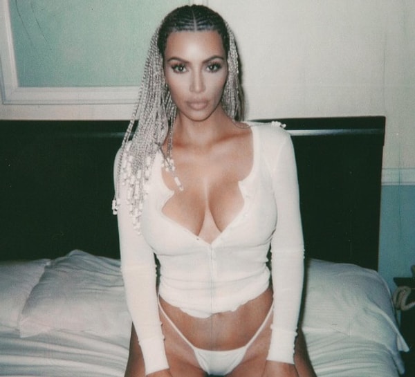 Ким Кардашян в своем Инстаграм имеет миллионы подписчиков, и каждый ее пост становится настоящей сенсацией.