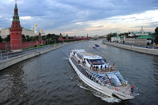 1. Я бы хотел совершить морскую прогулку по...