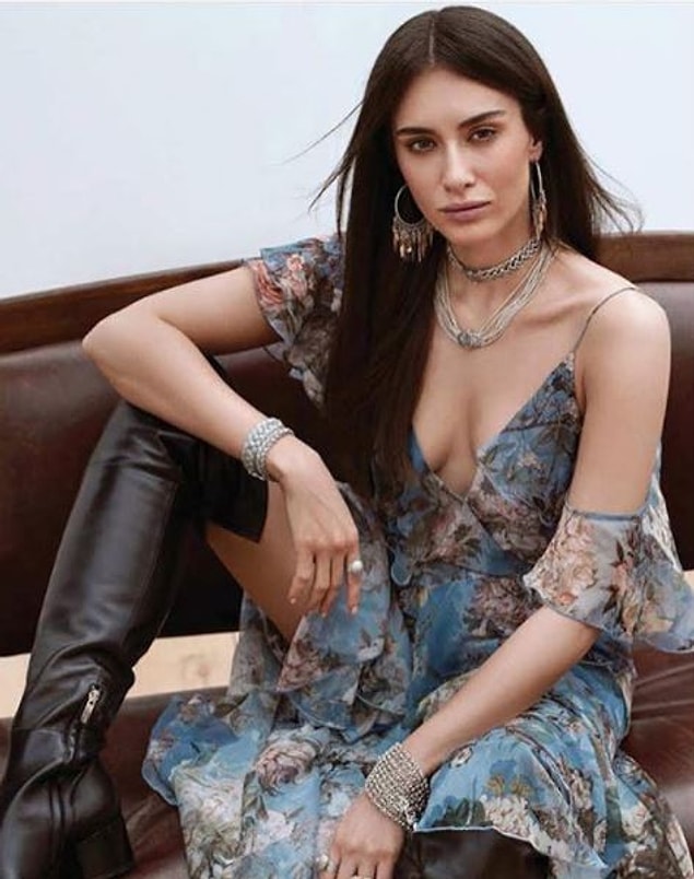 1. Son olarak bir çekim için kamera karşısına geçen Hande Doğandemir'i görenler "esmer Şeyma Subaşı" yorumları yaptı.