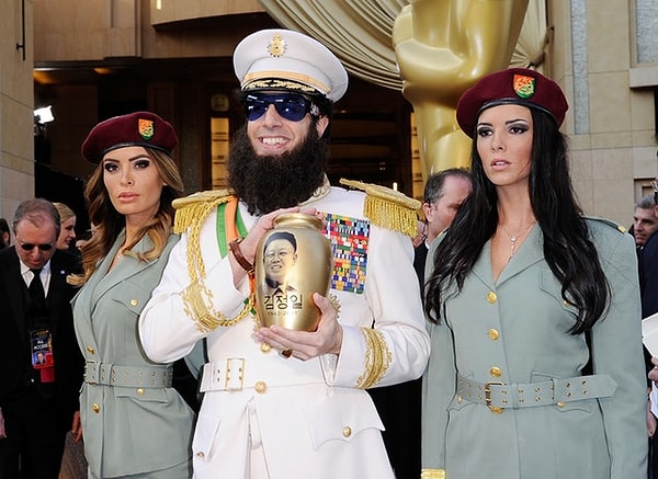 2. Саша Барон Коэн и урна с "прахом" (2012)