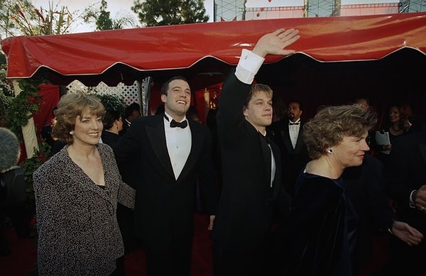 6. Мэтт Дэймон и Бен Аффлек со своими мамами (1998)