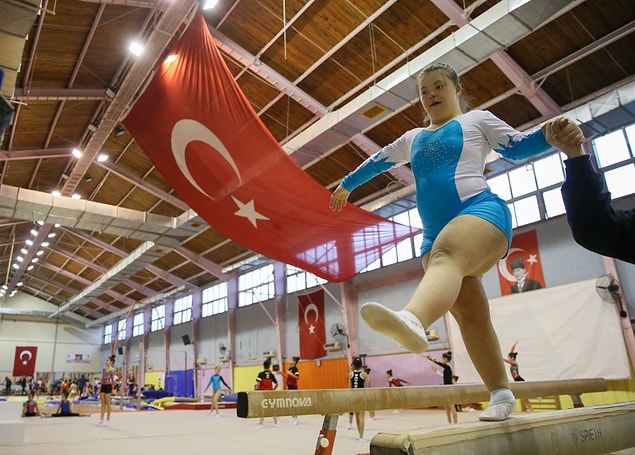 Bale yapmayı, tenis oynamayı ve yüzmeyi öğrenen Selin, bugünlerde Aşık Veysel Rekreasyon Alanı Buz Sporları Salonu'nda Türkiye'den özel sporcuların katılacağı yarışmaya hazırlanıyor.
