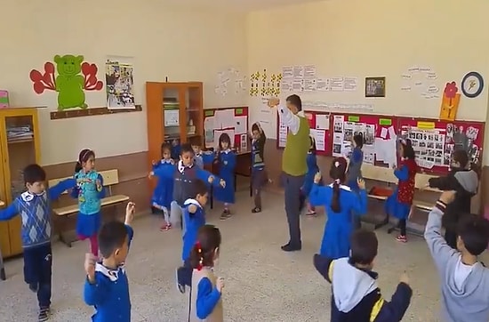 Öğrencilerine Zeybek Oynamayı Öğreten Öğretmenden İçinizi Isıtacak Görüntüler