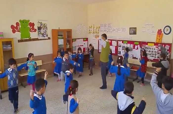 Öğrencilerine Zeybek Oynamayı Öğreten Öğretmenden İçinizi Isıtacak Görüntüler