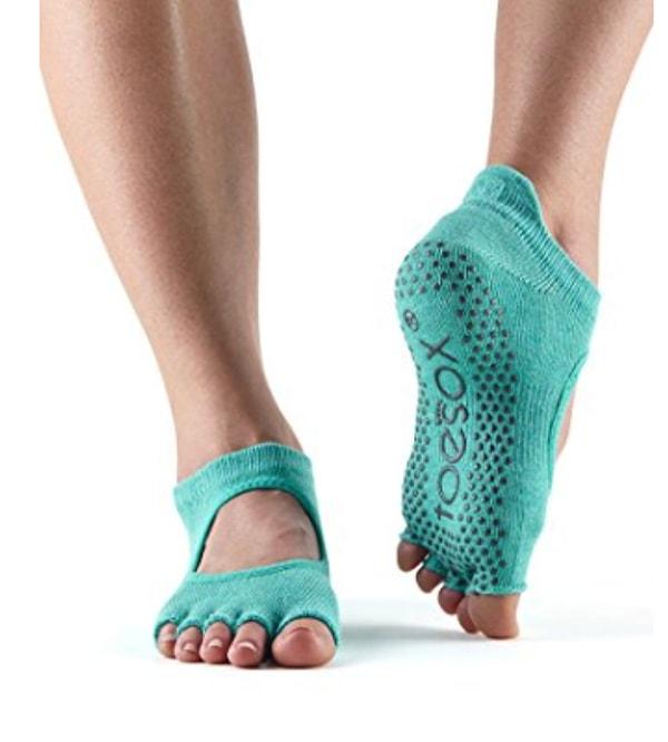 3. Ya çıplak ayak ya da bildiğimiz kısa soket çoraplarla yoga yapmaktan sıkıldıysanız, işte size profesyonel yoga çorabı!