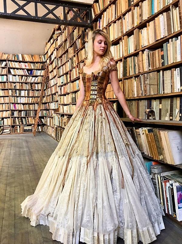 Eski kitap ciltlerinden yapılmış muhteşem bir elbise.