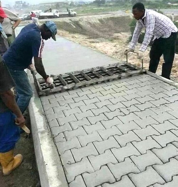 10. Вы думали, что кладка происходит по одному кирпичику? Мы тоже так думали...