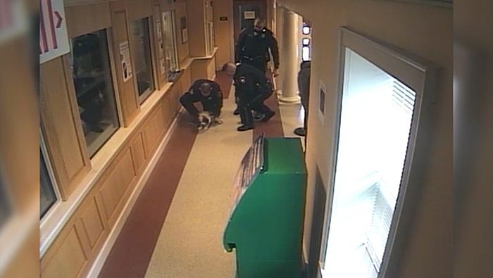 Boğulmak Üzere Olan Köpeğe Zamanında Müdahale Ederek Hayatta Tutan Kahraman Polisler