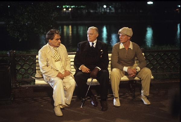 1. Странный прохожий и священник на съемочной площадке.