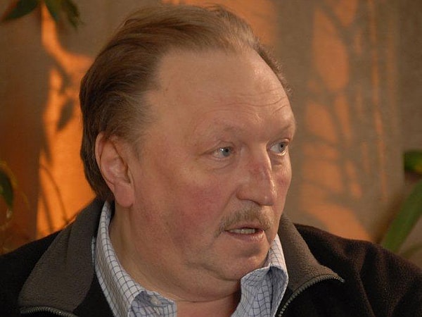 16. Михаил Суров погиб в автокатастрофе.