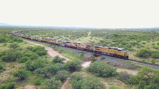 Arizona'da 200'den Fazla Terk Edilmiş Lokomotifi Tesadüfen Fark Eden Adamdan Muhteşem Drone Görüntüleri