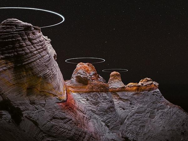 9. Birkaç drone dağların etrafında turunu tamamlarken bir fotoğrafçı uzun pozlamayla onları yakalar.