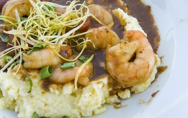 10. Кукурузная каша с креветками и рукколой