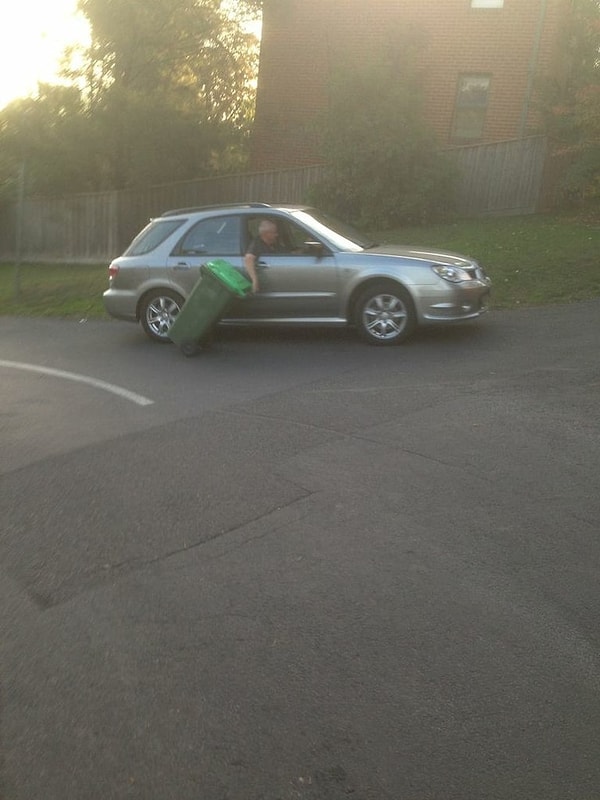 3. "Эй, не подбросите, если вам в сторону города?"