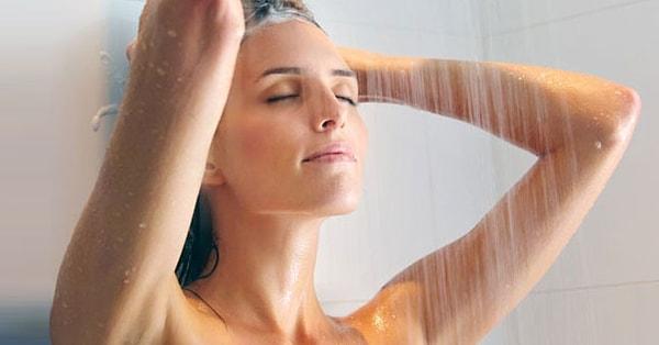 Sıcak duş almak, en bilinen ve en rahatlatıcı yöntemlerden birisidir. Vücudunuzu sıcak tutmak size iyi hissettirebilir.
