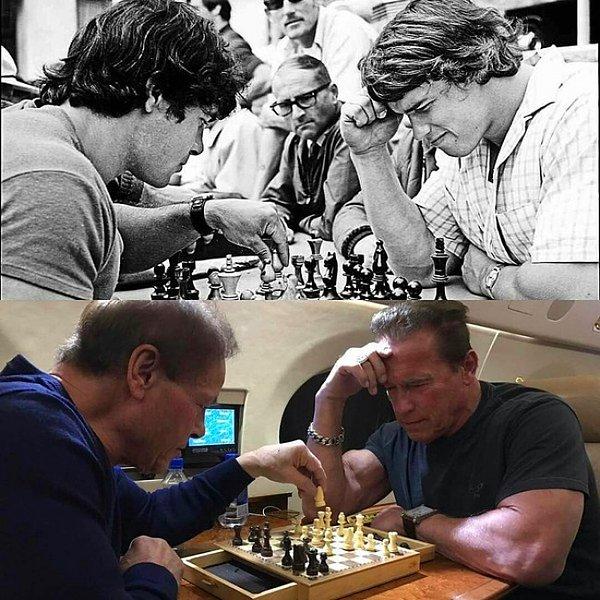 9. Arkadaşıyla satranç oynayan Schwarzenegger