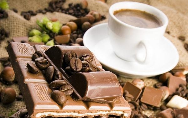 Regl döneminde uzak durmanız gereken yiyecek ve içecekler de var tabi. Bunlar özellikle çok şekerli ve çok tuzludur.  Çikolata ve kahveden uzak durun.