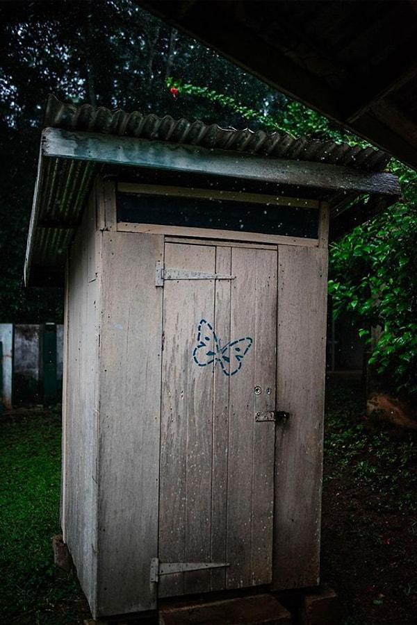 5. Gana'da yer alan Bobiri Ormanı'ndan bir açık hava tuvaleti.