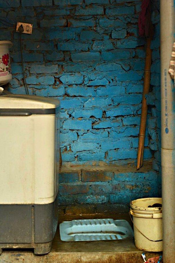 8. Hindistan Yeni Delhi'de bir mahalle tuvaleti.