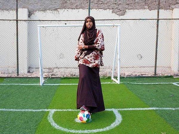7. Somali'nin kuzeybatısındaki Hargeisa'da kadınlar için açılan ilk halısahada futbol antrenörlüğü yapan 24 yaşındaki Mauled Abdi.
