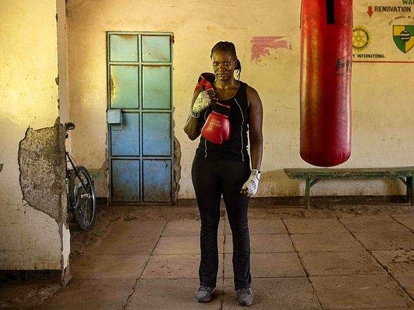 13. Kenya'nın başkenti Nairobi'de bir spor salonuna kurulan fotoğraf makinesinin önüne geçen bu güzel kadın, 31 yaşındaki profesyonel boksör Sarah Achieng.