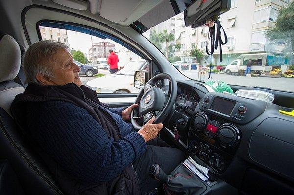 Fatma Güneş, 29 yıldır taksicilik yapıyor. Antalya'nın çeşitli duraklarında çalışan kadın 10 yıldır ise Yeşilbahçe Mahallesi'ndeki Ayanoğlu Taksi Durağı'nda.