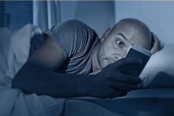 Yatakta uyanık kalmayın, beyniniz 'yatağa yatmak = uyumak' bağlantısını kurmalı. Eğer 15-20 dakika uyuyamadıysanız, loş bir odaya gidin ve okuyun. Ekrana bakmayın.