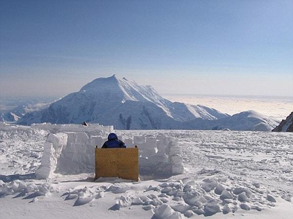 17. Kuzey Amerika'nın en yüksek dağı olan Mount McKinley manzaralı bir tuvalet.