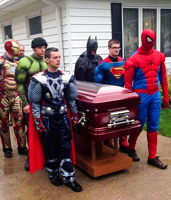 12. Kansere yenik düşen 4 yaşındaki ufak çocuğun cenazesini taşıyan süper kahramanlar.