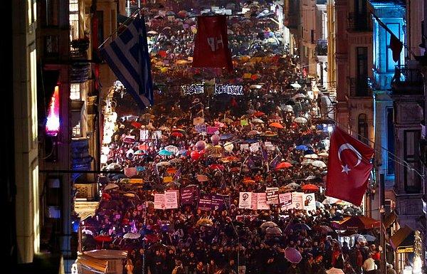 Taksim Meydanı'nda toplanan binlerce kadın, tünele doğru yürüyüşe geçti. Kadınlar sloganlar eşliğinde yürüyerek taleplerini haykırdı.