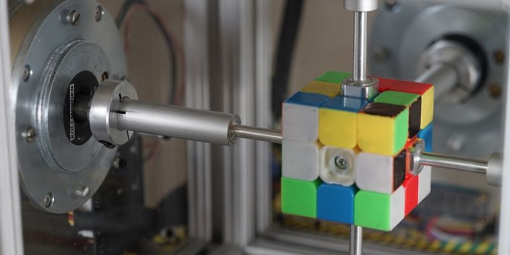 Işık Hızında Rubik Küpü Çözen Robot: 0.38 Saniye