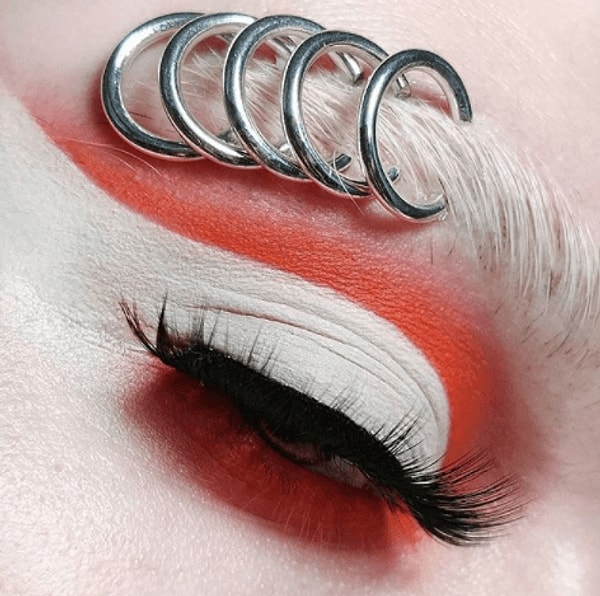 7. Понятно, что на улицу так не выйдешь, и «металлические брови» можно назвать скорее произведением искусства.